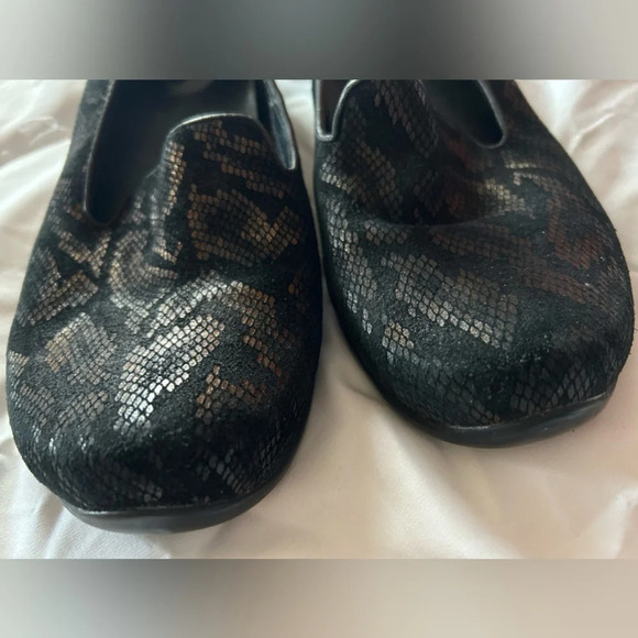 Dansko Olivia Slip Ons Shoes Bronze Snake Print Sz 39 8.5-9 Comfy Loafers - Picture 3 of 7
